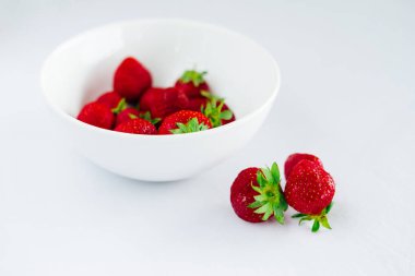 Taze çiğ sağlıklı beslenme çilek meyve plaka, izole beyaz, görünümü yukarıda, flatlay yakın-up, boşaltmak için metin, çerçeve