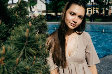 güneş gözlüklü kız büyük bir çeşme bir arka plan üzerinde bir Noel ağacı yakınındaki standları