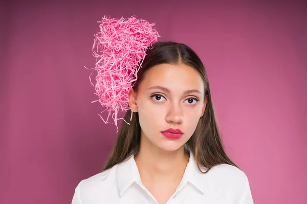 Chica molesta sobre fondo rosa mirando hacia adelante — Foto de Stock