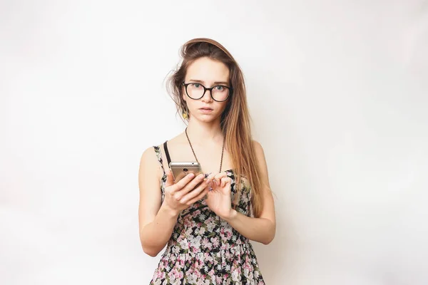 Mulher preocupada com celular em uma mão — Fotografia de Stock