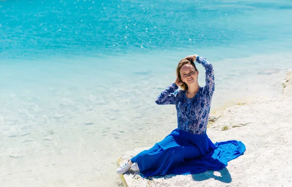 Mujer de la libertad en la felicidad libre felicidad en la playa. Sonriente modelo femenino multicultural feliz en vestido de verano disfrutando de la naturaleza serena del océano durante las vacaciones de viaje al aire libre —  Fotos de Stock