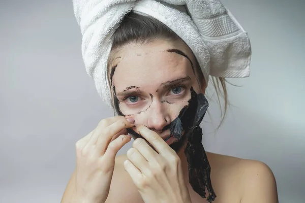 Mulher beleza removido preto mack, rosto limpo, cuidados com a pele, cuidados com a pele — Fotografia de Stock