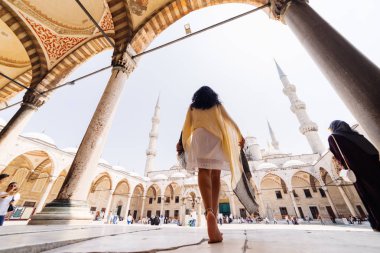 Bir eşarp genç bir Müslüman kadın Istanbul camiye gider. Yaz tatili, seyahat. İspanyol kız, İran, Suriye kadın
