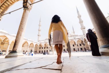 Bir eşarp genç bir Müslüman kadın Istanbul camiye gider. Yaz tatili, seyahat. İspanyol kız, İran, Suriye kadın
