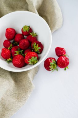 Taze çiğ sağlıklı beslenme çilek meyve plaka, izole beyaz, görünümü yukarıda, flatlay yakın-up, boşaltmak için metin, çerçeve. Köyün rustik tuval, kırsal gıda
