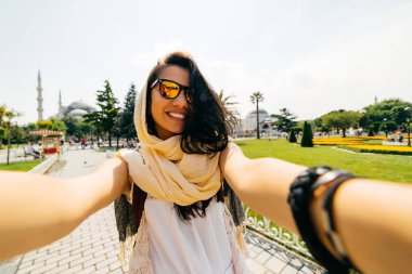 Ördek yüz kadının selfie Camii önünde yapması