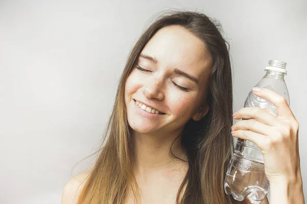 Boldog egészséges asszony-vízzel, italok, fehér alapon — Stock Fotó
