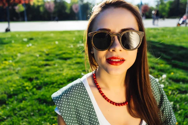 Jovem mulher sorridente em óculos de sol ao ar livre.girl em óculos — Fotografia de Stock