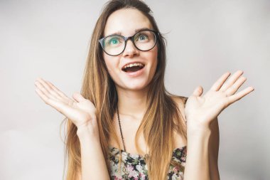 Beyaz bir arka plan üzerinde kadın mutlu sürpriz yaz