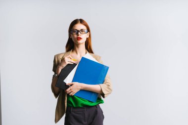 Kız Sekreter ciddi bir yüz ifadesi ile bir dosya tutar