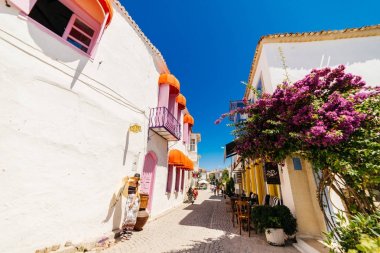 Alaçatı, Çeşme eski şehir sokaklarında moda kadın