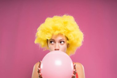 Pembe sakız gelen kız puffs kabarcık