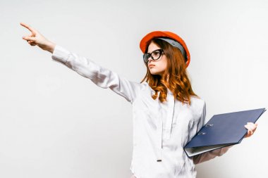 Bir enerjik genç kadın Oluşturucusu'nda bir kask Puan öndeyiz