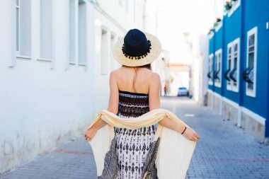 Geri çekip, Avrupa'da tatil sunhat kadında