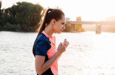 Kadın boks gün batımı, eğitim, rekabet için hazırlık