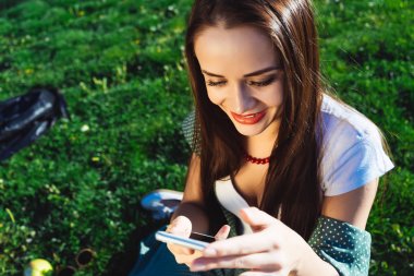 Cep telefonu, manifatura ve kullanır app. gözlem medyada kız sohbetleri