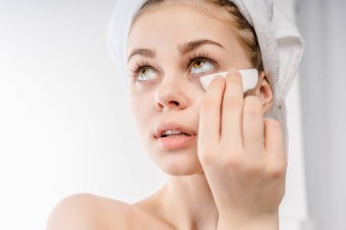 kadın bir sünger, pamuk yastık ile. sorun cilt