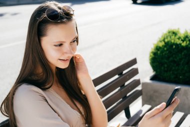 kız yapıyor gülümseyen güneş gözlüklü bir bankta oturan selfie