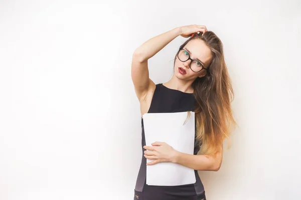 Bonita dama de oficina con papel aislado sobre un fondo blanco — Foto de Stock