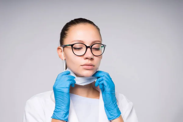 Doktor konsantre kadın ameliyattan önce yüz maskesi koyar — Stok fotoğraf