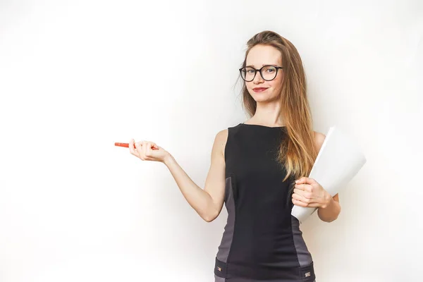 Glückliche erfolgreiche Unternehmerin mit Brille hält eine Urkunde, Papier und zeigt auf etwas links — Stockfoto