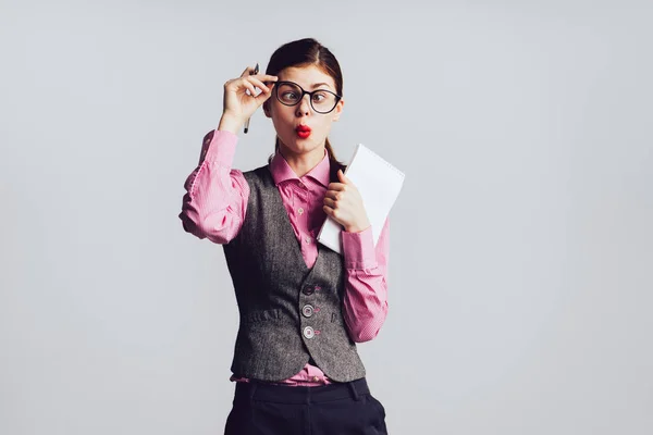 Überrascht Büroangestellte, Studentin mit lustigem Gesicht macht Gesichter — Stockfoto