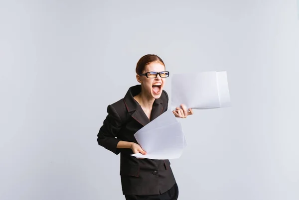 Eine wütend aufgebrachte Geschäftsfrau im Anzug schreit und wütet, eine müde Büroangestellte im Stress — Stockfoto