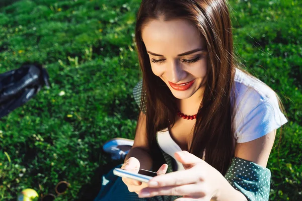 Cep telefonu, manifatura ve kullanır app. gözlem medyada kız sohbetleri