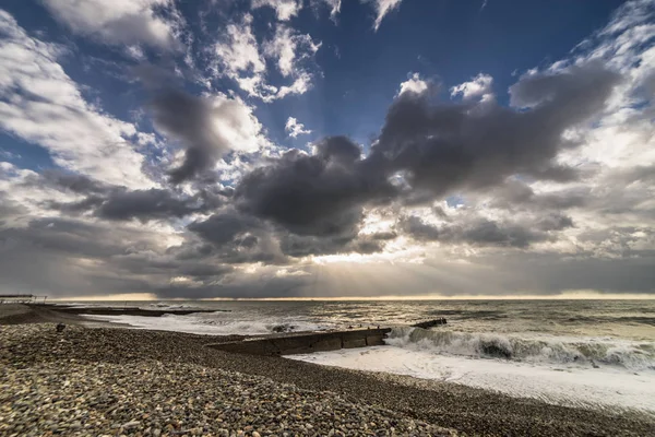 Günbatımı deniz, fırtına ve martılar