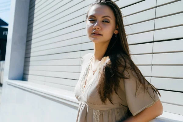 Young beautiful woman in the hot sun — Stock Photo, Image