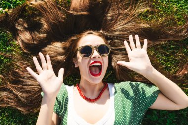 Çim, üstten görünüm yukarıdaki üzerinde bardaklarda süper mutlu gülümseyen kadın