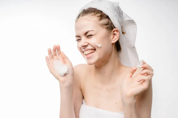 Девушка после душа с полотенцем на голове мило улыбается — стоковое фото