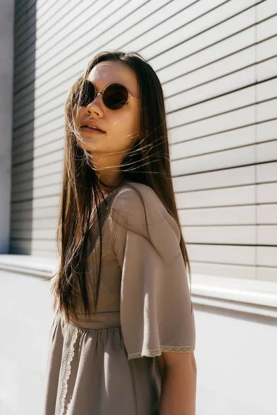 Menina em um belo vestido bege e em óculos de sol redondos — Fotografia de Stock