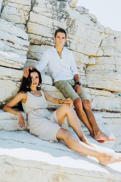 Jeune couple élégant amoureux posant contre des rochers blancs, romance en été — Photo