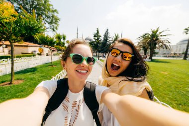 İki gülümseyen bir selfie arkadaş. Farklı uluslardan, dostluk insanlar