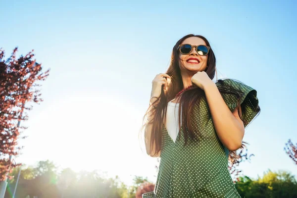 Happy sorrindo brilho jovem menina, alegria, desfrutar da vida, conceito de brilho de verão liberdade — Fotografia de Stock