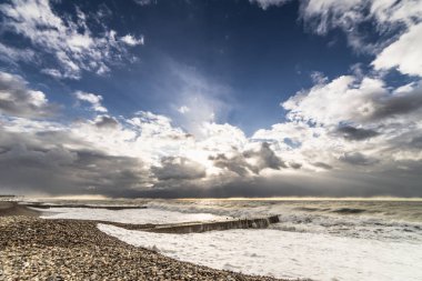 güzel manzara, bulutlu gökyüzü, plaj, dalgalar