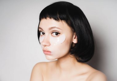 kısa siyah saçlı güzel kız kameraya bak memnun görünüyor