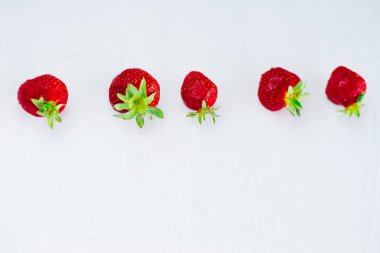 Taze çiğ sağlıklı beslenme çilek meyve plaka, izole beyaz, görünümü yukarıda, flatlay yakın-up, boşaltmak için metin, çerçeve