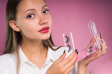 büyük gözlü güzel kız ile sahte kirpik kutusu