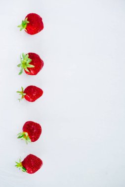 Taze çiğ sağlıklı beslenme çilek meyve plaka, izole beyaz, görünümü yukarıda, flatlay yakın-up, boşaltmak için metin, çerçeve