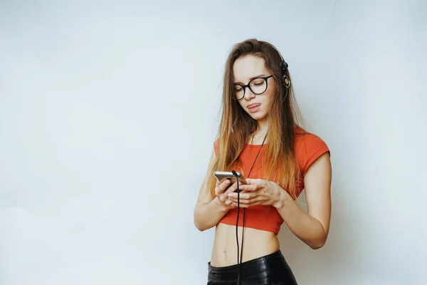 Žena v sluchátka s mobilní životní styl poslech, Teenager, večírek, rebel — Stock fotografie