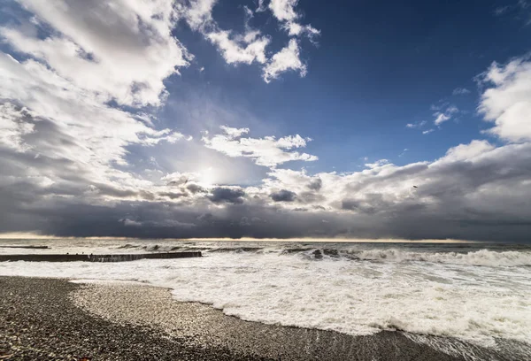 Wild nature, beautiful view, sea, waves, cloudy sky, sandy beach — Stock Photo, Image
