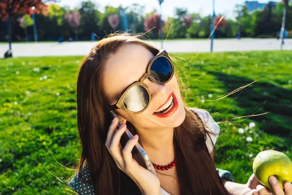 通りの携帯電話を使用した健康 teeht と幸せな笑顔の女性 — ストック写真