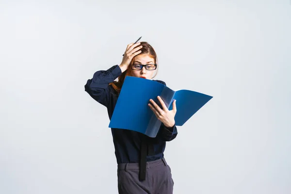 Mädchen mit Brille verrückt bei der Arbeit, isoliert auf weißem Hintergrund — Stockfoto