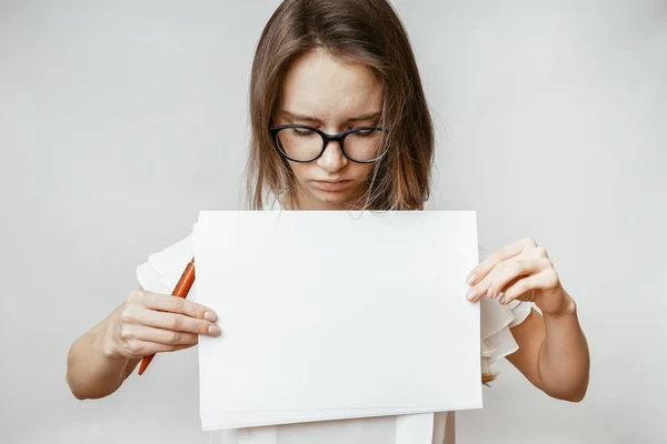 Studentin und weiße Blanko, ernstes Mädchen mit großer Brille — Stockfoto