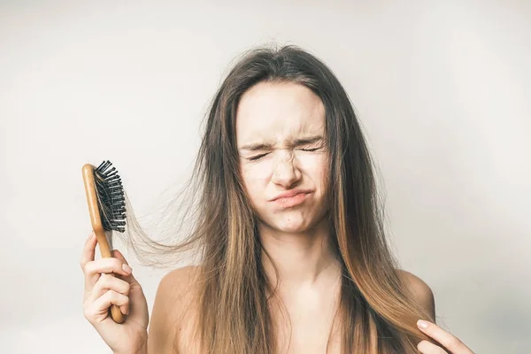 Adolescente con peine, problemas de salud, cara de belleza triste y molesta —  Fotos de Stock