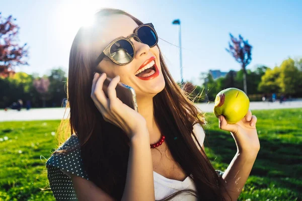 Mujer emocional hablando con teléfono móvil.Blanqueamiento de dientes. Cuidado dental . — Foto de Stock