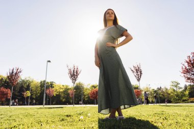 Güzellik kadını mutlu, Park, uzun elbise modeli poz