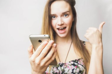 Komik mutlu genç kadın ile smartphone, yaşasın